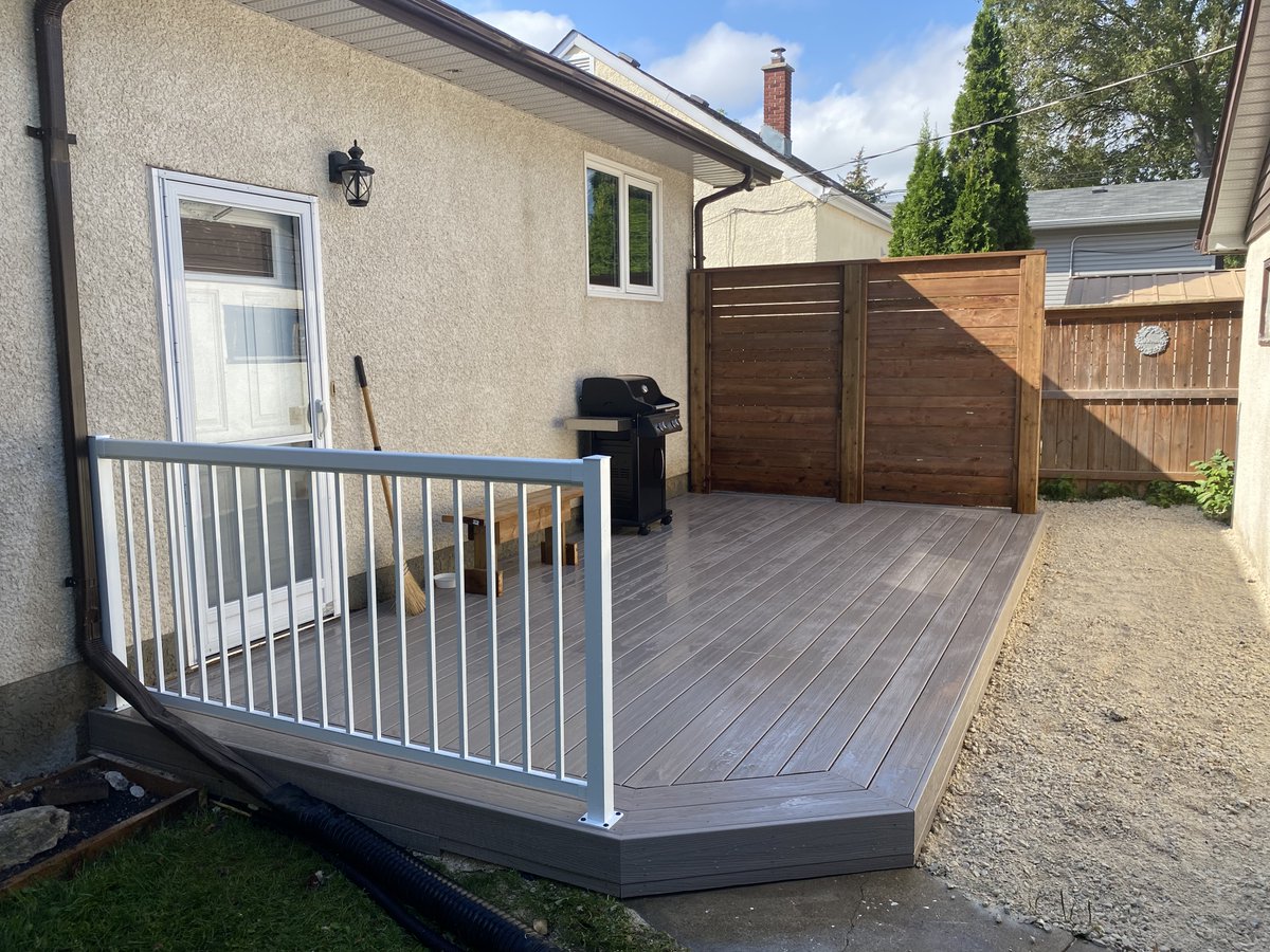 deck_city's tweet image. This custom project we completed for a client perfectly blends privacy and style! The small deck, featuring a beautifully crafted pressure-treated wood privacy wall, is the ideal spot for relaxing with a book or entertaining guests!

#CustomDeckDesign #WinnipegBackyards #DeckCity