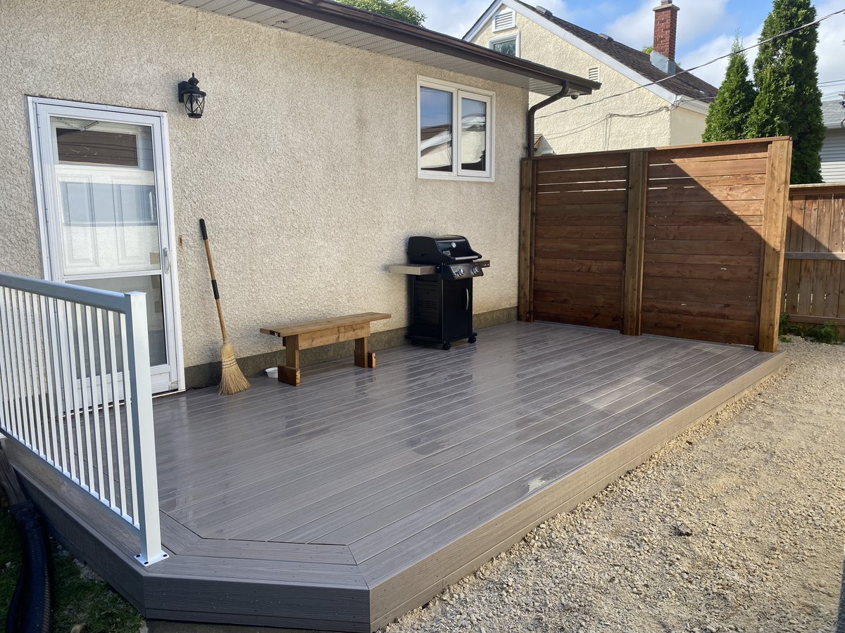 deck_city's tweet image. This custom project we completed for a client perfectly blends privacy and style! The small deck, featuring a beautifully crafted pressure-treated wood privacy wall, is the ideal spot for relaxing with a book or entertaining guests!

#CustomDeckDesign #WinnipegBackyards #DeckCity