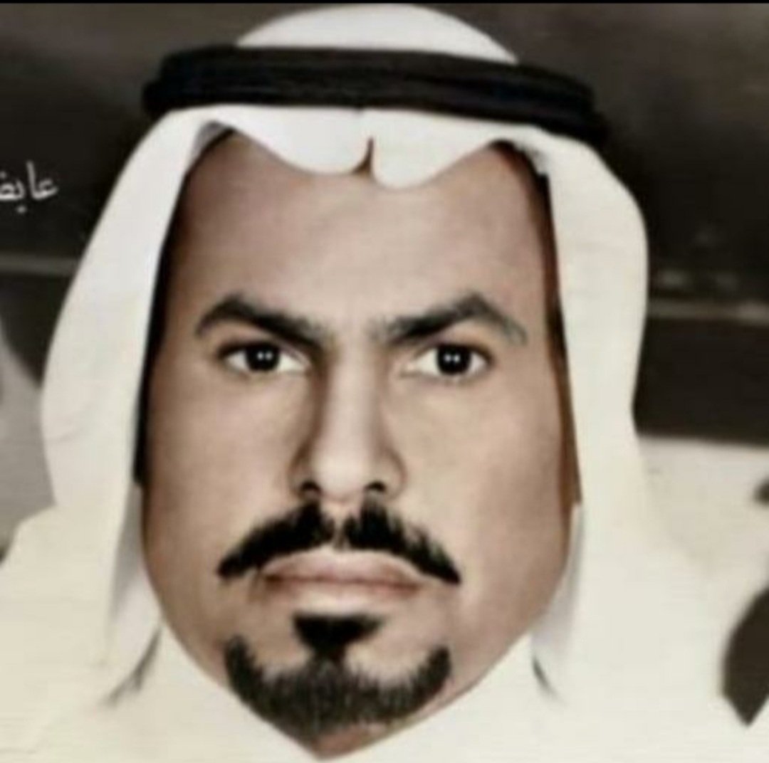 HDeaij's tweet photo. مرثيتي في والدي رحمه الله وأسكنه الفردوس الأعلى..كان ذلك في عام 1433/2/9
(لج بضميري)
لج بضمــيري صـــــــرخة 
ماتأوّه/
وكتمتها غصب علــى غير ما اريد
 وليّل علـينا الليل والليل توّه/
وخيّم علينا الويل صــــبح المواليد
يا ويل قلبي كيف شبّيت ضـوّه/ 
قام يتسعَّر بالضمـــــاير مــوا قيد
یا آه يا آهــين ملـــيون 
أوّه/
راح الحبيب اللي علينا كما العـــيد
راح الحبيب اللي له القلب نوّه/
ابوي يوم المــــوت جاله مـــواعيد
عــــزاه( يابويه)ترانا 
نـتأوّه/
والدمع وسط العــين جاله شواهيد
على فراقـك يوم الأكفان طوّه/
شي يدك القلـب بالحـــيل ويزيد
وهلّت سحـابة دمع بالحـيل جوّه 
قامــت تذارف بالمـــدامع مناكيد 
لا من طرالك شـي يا قلـب سوّه/ 
أرسل تعابير الحزن واخضع الجيد
يا بو محمــــد آه يا بـوي نوّه/
 الخافق اللي موجعته التناهيد 
أرسل صـواريخ الحزن حيل قوّه/
دمّر سكون العمـر صيحة تراديد
 وشب الحزن في داخل الروح ضوّه/
من ذکـــــــــر كشتات لنا والأجـــــاويد 
من يمة (المرّوت) والعشب نوّه/
(للمكمكيه) لين هــــــــاك المواريد 
مريتهـا واجهـش فوادي ودوّه/
وناح القصـــــــيد بنوح نوح المفاريد
صـار الطـريق اليوم درب مموّه/ 
مثل الســــراب ولمعـــــته لمعة البيد
دمع الحــزن غطّى عيوني وموّه/
بين الأماكــــن ذكــرياتك عناقيد
ولا جيت بيت الطـين باب وكوّه/ 
هلّت عباير دامعي من ورا الحيد
من يومـــــنا بزران والعمـر توّه/
والمجلـس اللي عامـــــر به مواقيد 
وهذا كمـار المجلــس اللي  تهوّه/
في المجلس اللي زاهي به صناديد 
قروم العــــرب لاسيّروا لك تنوّه/
يا مرحــــــباً ترحيبة الناس بالعــــــيد 
واذکر دكاكينك على صوت فوّه/
تطلب قهاوي للضـــــــيوف المواديد
يابوي ياراس الشــــــــرف والمروّه/
كلن ترى يذكـرك مــابك مناقيد 
أنا اشهد إن القلب بالحيل دوّه/
بالمقبره عند الدفن صـوت ترديد
هلت معـابيري وأنا أقــول (أوّه)/
مرحوم يا شيخ رحــــل بالمحــاميد
تـرى عــزانا (رؤيا) ناس تــنوّه/ 
قالوا بشــــارة خير بشــــرى أجاويد
***************
   حمد الدعيج
  "ندیم كمیت"
                   1433/2/9