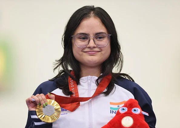 Yadv_pushpendra's tweet photo. Historic movement !
𝐀𝐯𝐚𝐧𝐢 𝐋𝐞𝐤𝐡𝐚𝐫𝐚 𝐜𝐫𝐞𝐚𝐭𝐞𝐬 𝐇𝐈𝐒𝐓𝐎𝐑𝐘! 

She becomes 1st EVER Indian athlete to win back to back Gold medals at Paralympics/ Olympics. 

🥇 2024 Paris 
🥇 2020 Tokyo 
🥉 2020 Tokyo 

Gold for INDIA 🇮🇳

#Paralympics2024 #Paris2024 https://t.co/fDRtN2jDcT