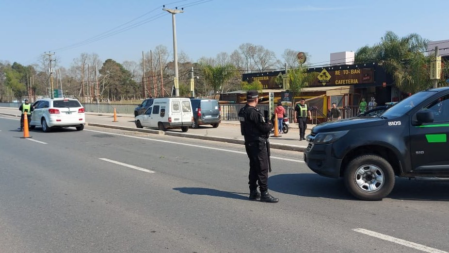 RedSegVial's tweet photo. #RN168 #RP1 #SantaFe #Colastiné
 🚔 Operativo mixto entre PSV, Brigada Motorizada y Unidad Regional 

📝 Se labraron 38 actas de las cuales 15 pertenecen a exceso de velocidad

✅ Respetar las velocidades máximas permitidas es fundamental para reducir la siniestralidad vial https://t.co/8cS2UqwbwC