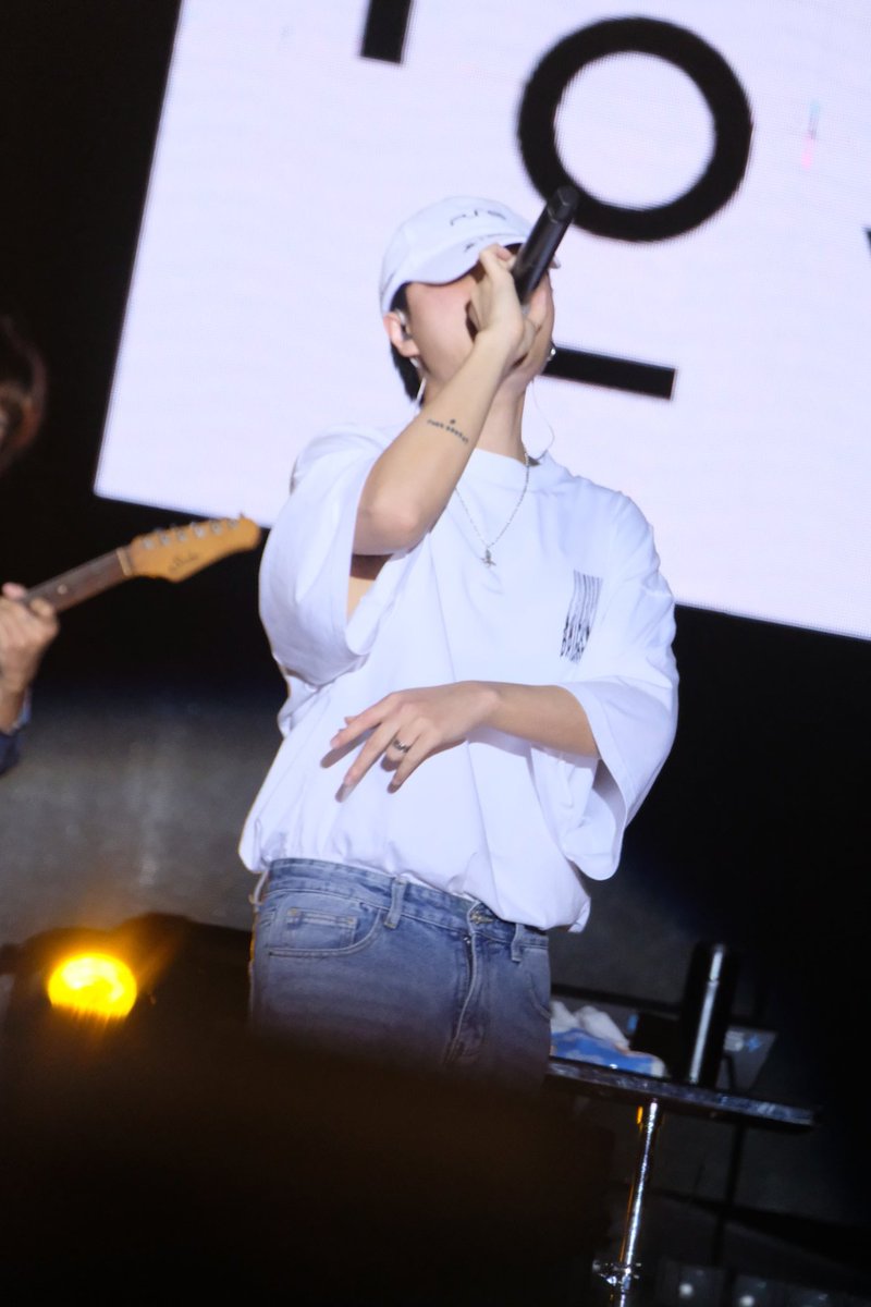 FonsukT's tweet photo. ขาววสะอาดดดด ทีมงานบอกลมพัดแรงมากกกลัวผมปลิวใส่หมวกมาสรุป... ลมไม่มีสักกะแอ๊ะ 55555

#AmazingMusicFest 
#thetoys #เดอะทอยส์ https://t.co/ys5adiFEHO