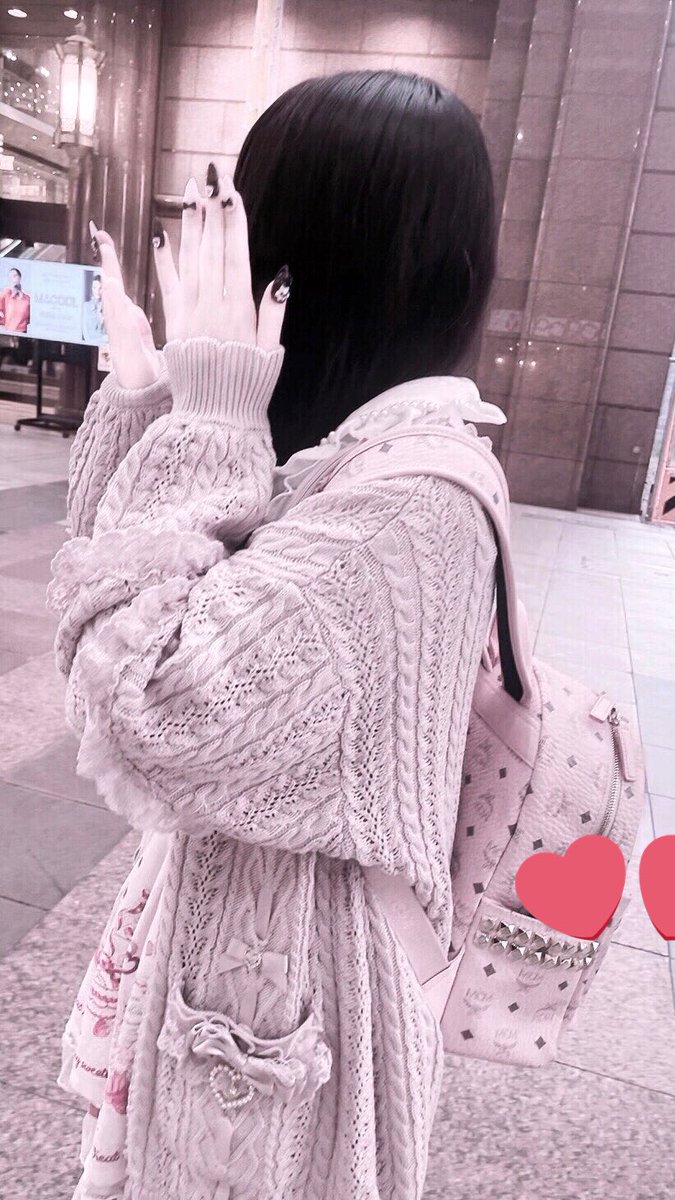 nvq7v's tweet photo. 今と全然雰囲気も服装もちがうくて笑っている https://t.co/gBMjx70ln2