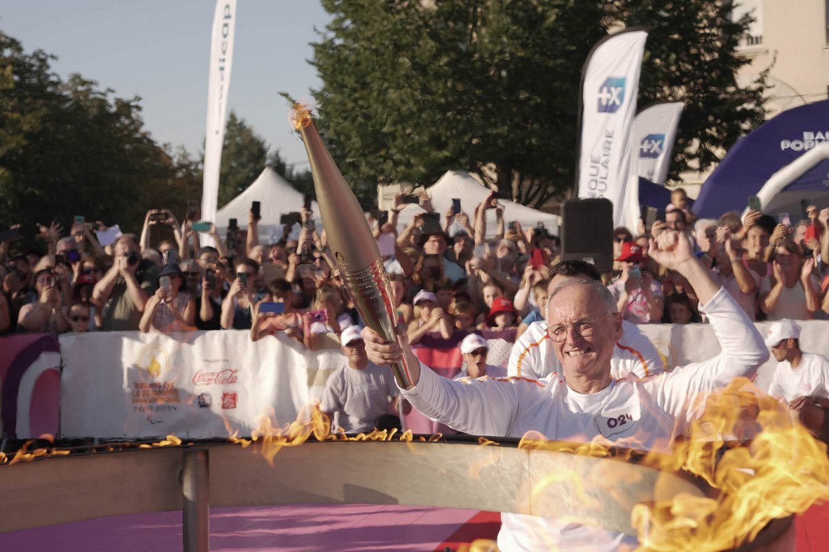 🔥 Mesdames, messieurs, les Éclaireurs des #JeuxParalympiques à #Chartres ! 👏 Ils ont porté la Flamme dans le centre-ville pour annoncer l’arrivée des Jeux avec un sourire communicatif ► chartres.fr/relais-flamme-… 😍 #CChartres #Paris2024 #Handisport #Parasport