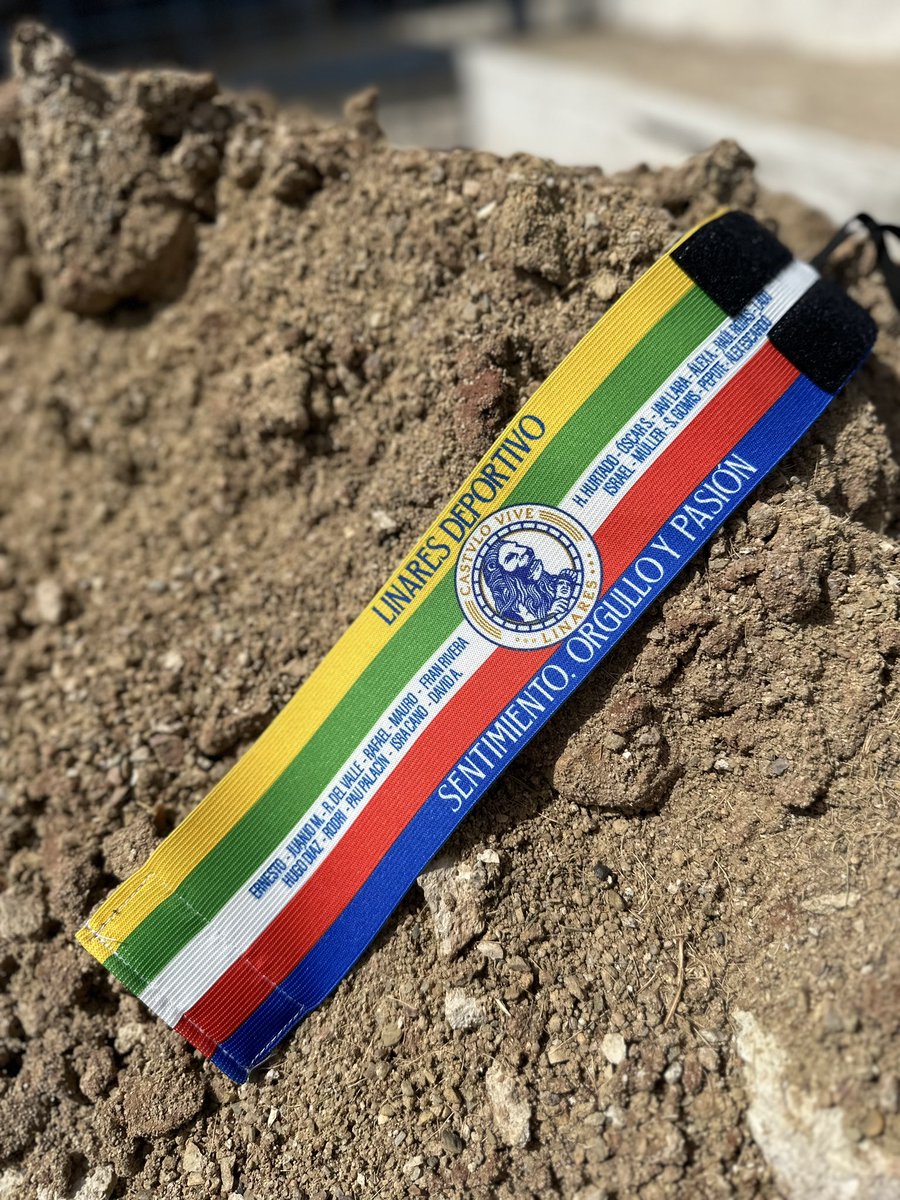 ¡Esta temporada también estrenamos 𝗕𝗥𝗔𝗭𝗔𝗟𝗘𝗧𝗘 𝗗𝗘 𝗖𝗔𝗣𝗜𝗧𝗔́𝗡! ©️

🟡🟢⚪️🔴🔵 Con los colores de la bandera de nuestra ciudad. 

🦁 Con el 𝗟𝗘𝗢́𝗡 𝗗𝗘 𝗖𝗔́𝗦𝗧𝗨𝗟𝗢.

⚽️ Con el nombre de los 2️⃣2️⃣ jugadores que defenderán el escudo del #LinaresDeportivo cada