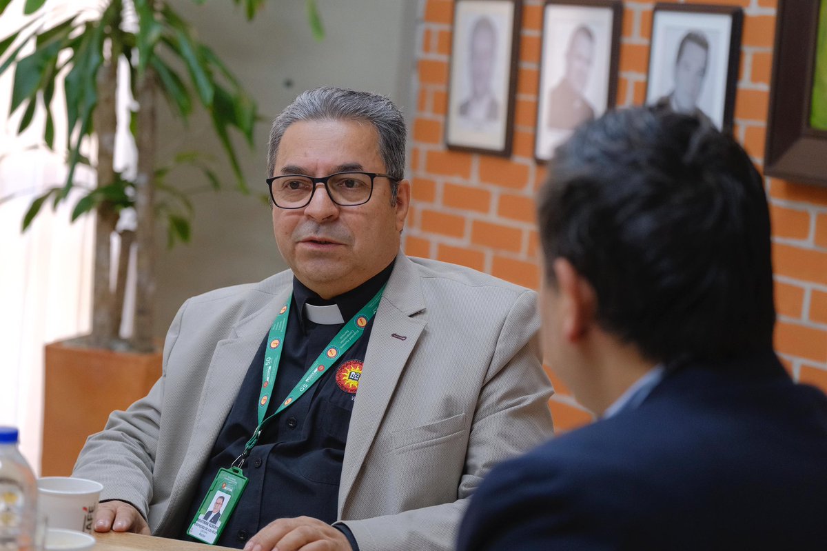 MauricioLizcano's tweet photo. ¡Inicia nuestra agenda en Pereira! Nos reunimos con el rector de la Universidad Católica (@UCatolicaPei), Padre Behitman Alberto Céspedes De los Ríos (@PBehitman), y con directivos del centro de educación superior. Hablamos de un convenio que firmaremos para utilizar la #InteligenciaArtificial con el propósito de cuidar la salud mental y prevenir el suicidio. ¡Seguimos articulados con la academia por el bienestar de los colombianos a través de la tecnología!