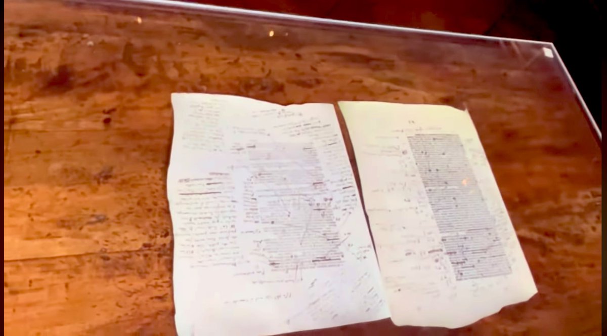 Lors de ma visite de la maison Balzac, j’ai été fasciné par son bureau. Je me suis dit que des dizaines de chefs d’œuvre et des milliers de personnages ont été imaginés sur une si petite table !

On peut voir les traces de la plume de Balzac sur le bureau.

C’est merveilleux…