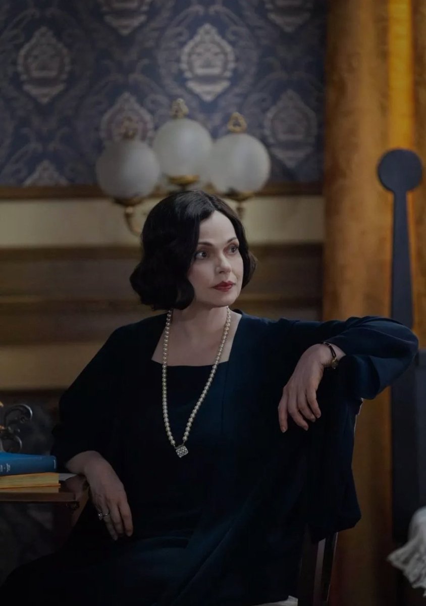 Φύγε από μπροστά μου, πληβείε! Θα με κολλήσεις φτωχίλα!

#GrandHotel