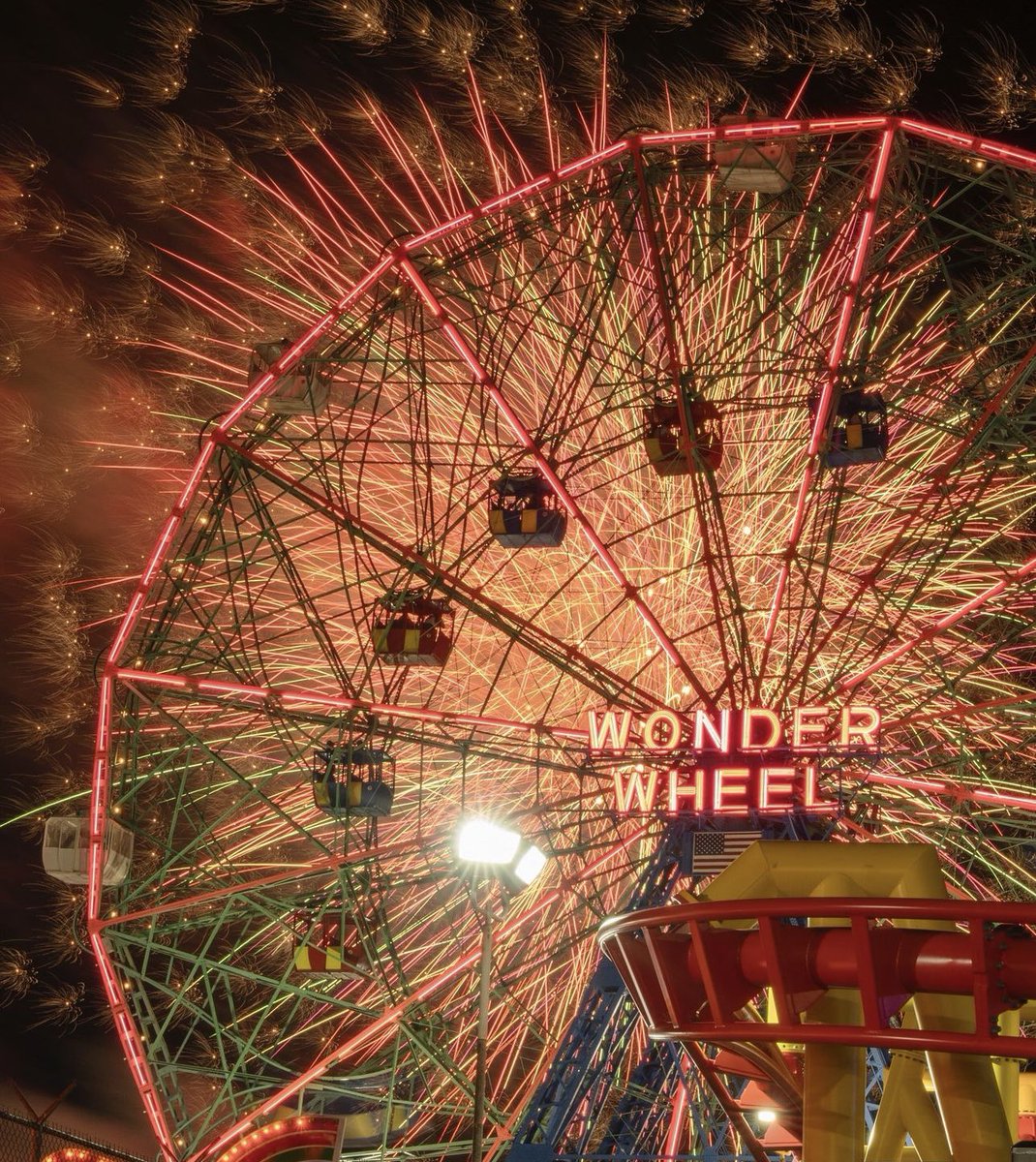 Kick off your holiday weekend with some #FridayNightFireworks! Fireworks will go off at approximately 9:45PM

📷 @craigsbeds