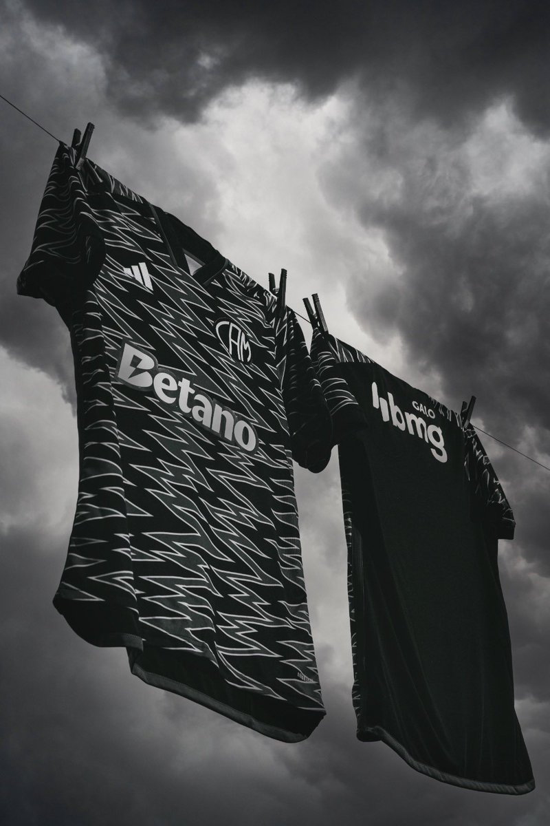 Atletico's tweet photo. Estamos acostumados a torcer contra o vento, mas não temos problema em usá-lo a nosso favor. ⛈️🐓 

O Atleticano é a força na adversidade! ⚔️ https://t.co/qeS1DxuwEO