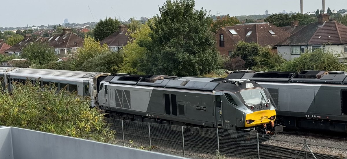 Percypotter49's tweet image. Plenty going on inside chiltern rail care depot #class20 007/205 #class68 010/015