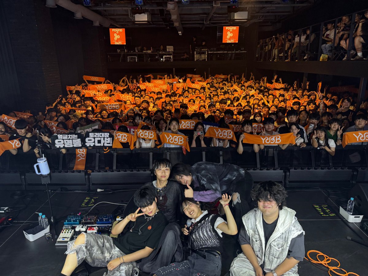 yudabinband's tweet image. FOUND OUT! 1일차☘️

행복을 찾은 축제 같은 하루, 그 첫 날을 함께 했습니다!

토리분들 방방 뛰어 노는 모습에 저희도 더 몰입해서 곡들 보여준 것 같아요…👀

내일의 행복도 여러분과 함께하는 자리, 무신사 개러지에서 다시 만나요…🥰

유다빈밴드입니다🔥🔥🔥🔥🔥

#유다빈밴드 #YdBB
#FOUNDOUT