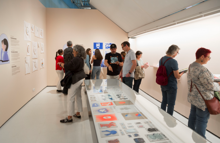BCNeducadora's tweet photo. 🛩️ Visita la mostra "El viatge: postals de vida" al @MuseuNac_Cat:
Nadia Hafid i un grup d'alumnes de l’@insJaumeBalmes presenten el procés de creació d’un fanzin sobre el concepte del viatge personal i la introspecció.

⏰ Fins al 15/09

👉https://t.co/WUaV8zCWp3

#ENRESiDÈNCIA https://t.co/35SNjYVSJg