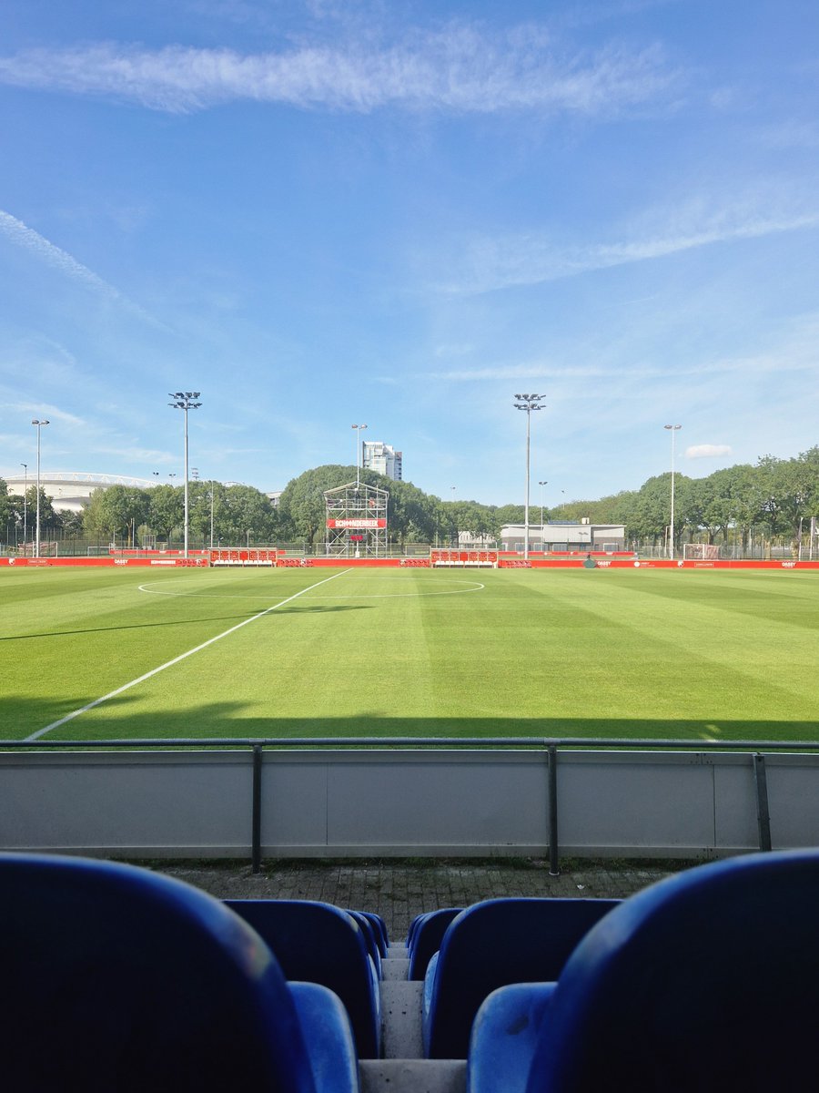 fcutrecht's tweet photo. ๐ ๐ฆ๐ฝ๐ผ๐ฟ๐๐ฐ๐ผ๐บ๐ฝ๐น๐ฒ๐
๐ญ๐ผ๐๐ฑ๐ฒ๐ป๐ฏ๐ฎ๐น๐ฐ๐ต
โ๏ธ Jong FC Utrecht speelt hier vanavond tegen FC Emmen. Om 20.00 uur gaat de bal rollen aan de Koningsweg in Utrecht! ๐
#utremm https://t.co/m0tGY2dvFS