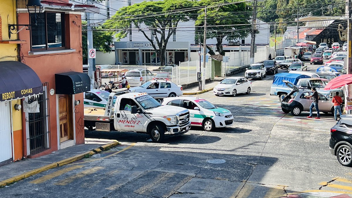 Pablo_ConVi78's tweet photo. Esta vez, en su 2do día no lograron llevarse el 🚙. Esto hace ver que los grueros no les interesa la vialidad, sino, llevarse vehículos mal estacionados y que sus dueños no estén cerca es 💰💵. Para muestra la camioneta al realizar un cruce prohibido estando cerca #XalapaVial https://t.co/bbGZt0Hhji