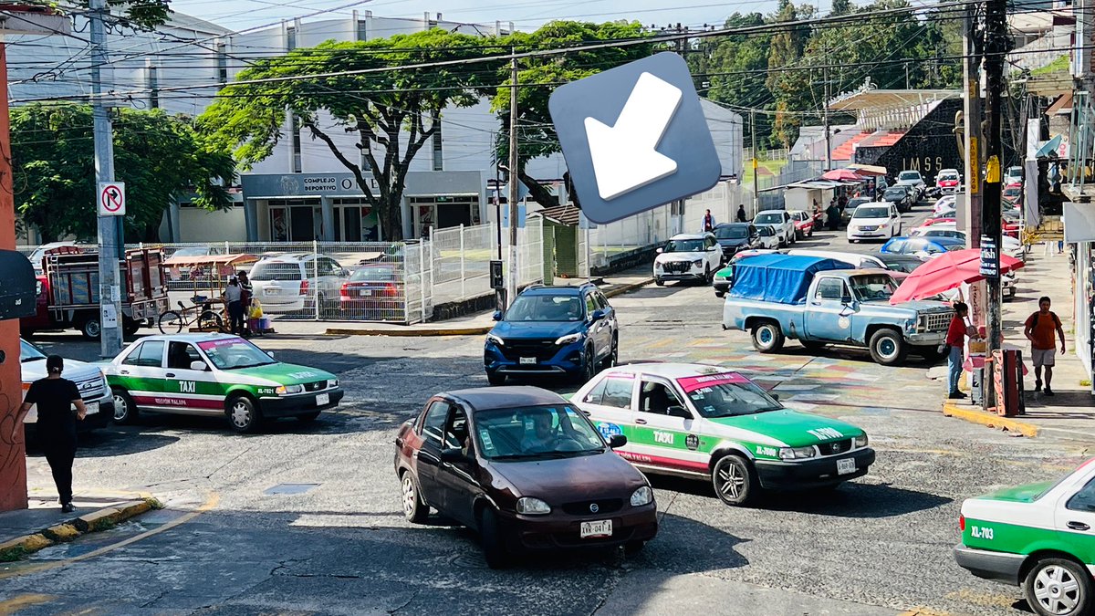 Pablo_ConVi78's tweet photo. Esta vez, en su 2do día no lograron llevarse el 🚙. Esto hace ver que los grueros no les interesa la vialidad, sino, llevarse vehículos mal estacionados y que sus dueños no estén cerca es 💰💵. Para muestra la camioneta al realizar un cruce prohibido estando cerca #XalapaVial https://t.co/bbGZt0Hhji