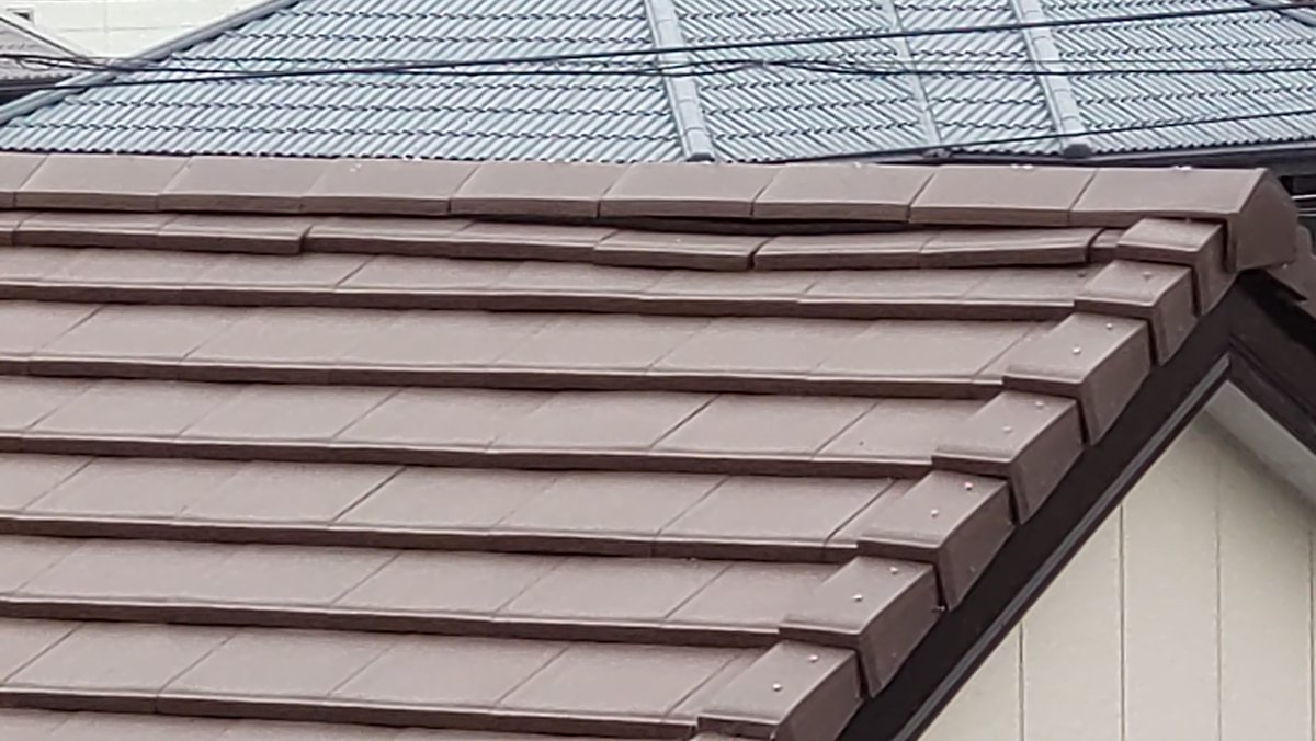 moritosou1's tweet image. 先日、とある現場で隣の家の屋根を見ていました。すると棟瓦（一番てっぺんにある瓦）とその下の瓦がズレ落ちそうになっていました。新しそうな瓦ではありますがおそらく、家本体の感じからすると瓦の葺き替えをしている様でした。理由はともあれこの様な状態になるのは良くない事です。