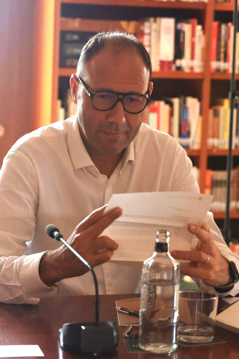 👥Jornada de treball del <a href="/govern/">Govern de Catalunya</a> a Poblet 

El #president <a href="/salvadorilla/">Salvador Illa Roca</a> encomana al conseller <a href="/b5alvarez/">berni alvarez</a>:

⭐️ Posar l'esport en primer pla
🗣️ Diàleg amb tots els actors per un nou impuls de l'esport
🏟️ Millorar les infraestructures i equipaments esportius
🤝 Impulsar l'Esport 360