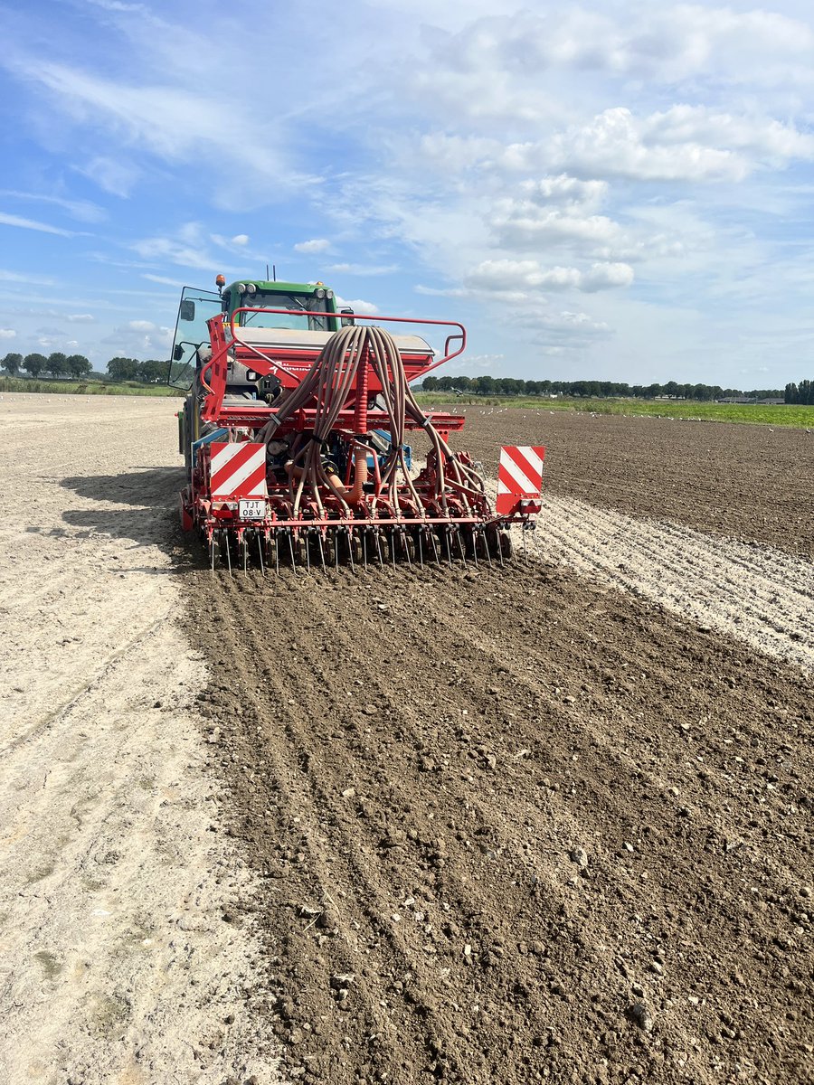 Rickjd3050's tweet photo. Lekker bezig met de bodem nu de uien, erwten en tarwe van het land zijn👌🏻 https://t.co/7DRcQHWafu