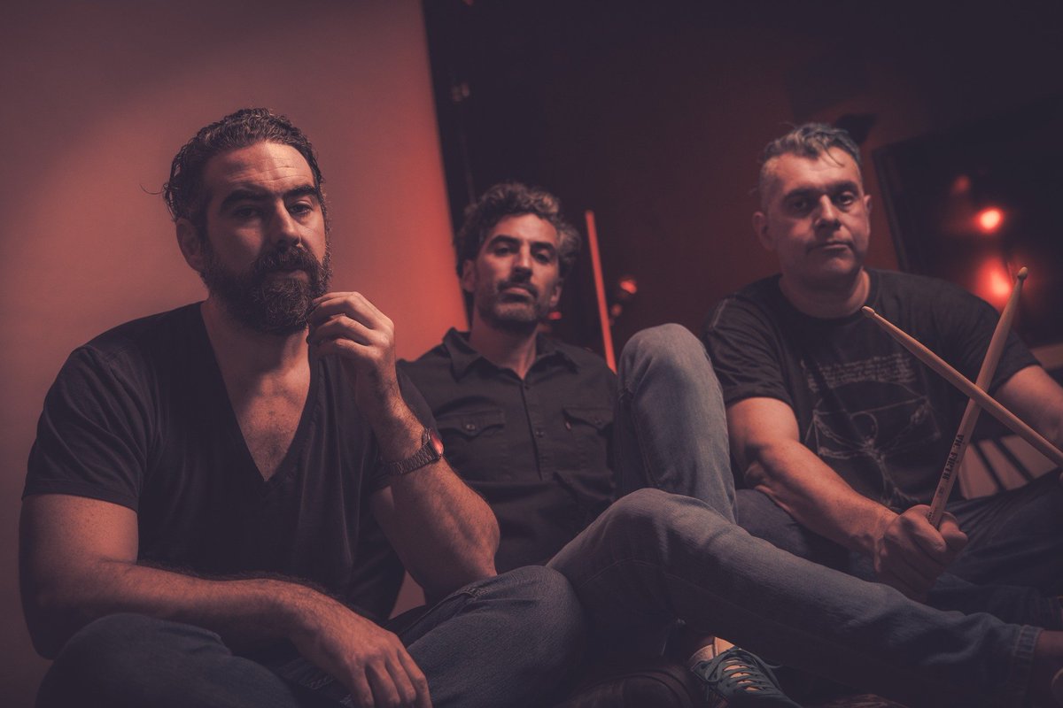 ¡Hoy se estrena lo nuevo de <a href="/DesiertoDrive/">Desierto Drive</a>! 🐍🤘

El trío de rock alternativo conformado por @RickyTreCh, @ArthurWhite08 y <a href="/KrossVazquez/">Kross Vázquez</a> lanzará su nuevo sencillo titulado "Estrellas" a las 19:00 hrs vía su canal de YouTube. ✨

Acá les dejamos el link ➡ youtu.be/WpyHxPT0NHM