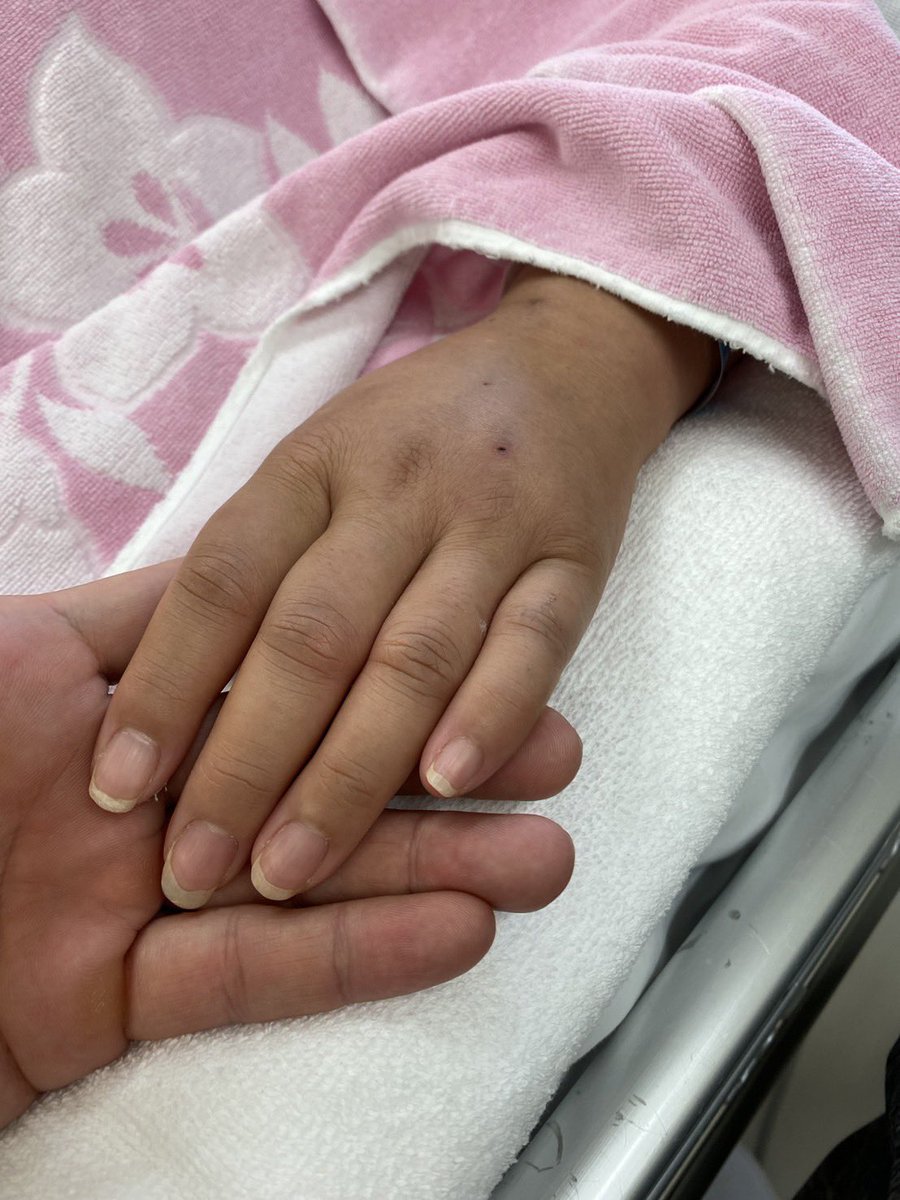 4_skry's tweet photo. 愛知県
【最愛の妻の命を奪われた】
私の妻はワクチン接種一回目接種の
4日後に副反応被害により
帰らぬ人となった
妻の身に何が起きたのか理解出来ないまま数時間で小さな箱の中に納められてしまった。

最愛の妻の無念を晴らす為
繋ぐ会の皆様と共に戦う事を決めた。

Ｆ社
ロット番
1回目EW0207 https://t.co/2ttK0IkwWX