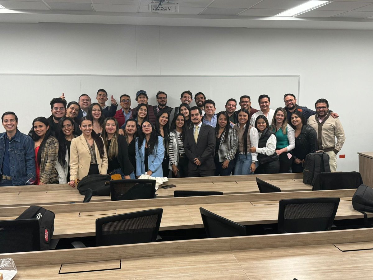 Agradecemos al Dr. Diego Coronado por sus valiosos aportes en la especialización en seguros. 📚👨🏻‍🏫