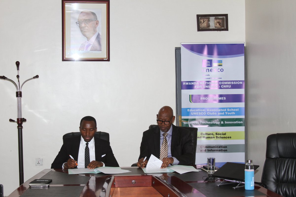 UNESCO_rwanda's tweet image. Uyumunsi @UNESCO_rwanda &amp;amp; @NABU_Global
basinyanye amasezerano y'ubufatanye yo guteza imbere umuco wo gusoma mu bana. kuruhande rwa  NABU, Rwanda ihagarariwe @Inkwakuzi , 
Umunyamabanga Mukuru komisiyo @AlbertMUTESA1 
yasobanuye intego @UNESCO ko ari uguteza imbere umuco wo gusoma