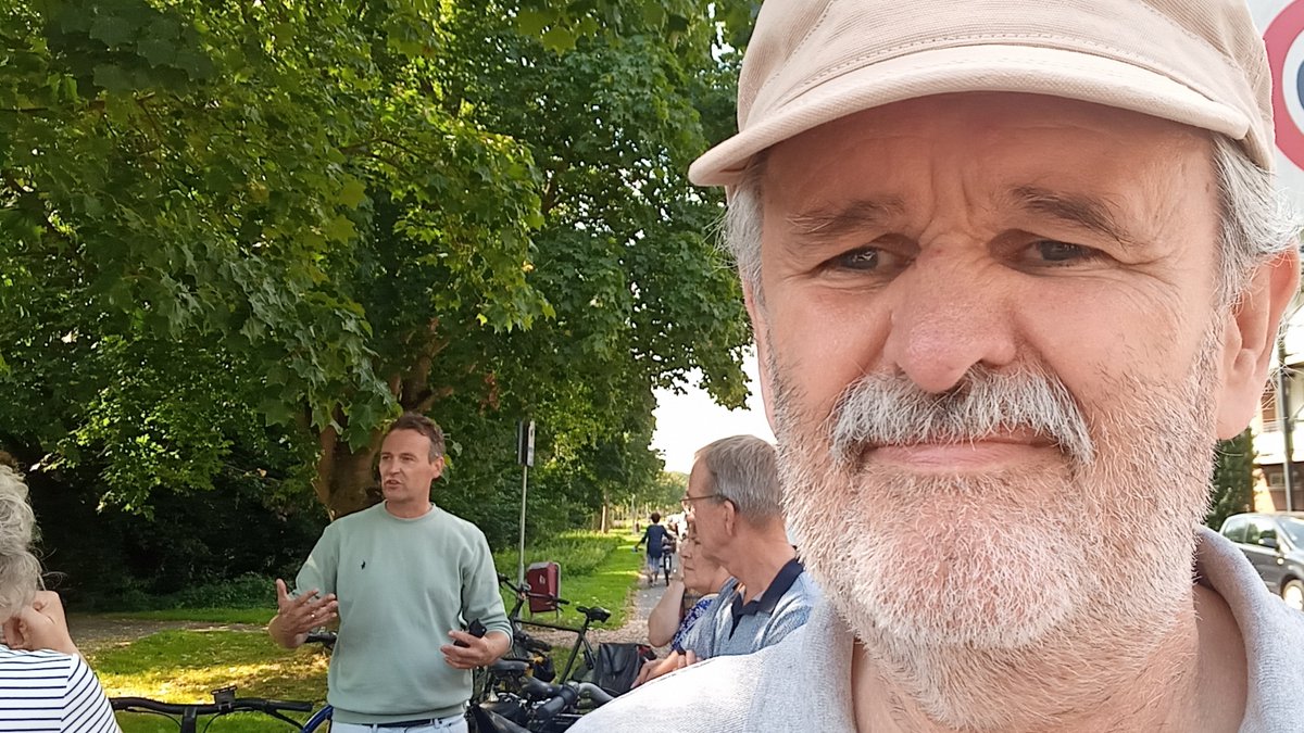 Met de raad van <a href="/Gemeente_LV/">Gemeente LV</a> en wethouder Belt op pad langs riolering en groenvoorzieningen. Allemaal voor biodiversiteit en klimaat. Maar ook door motie van <a href="/VVDLdamVburg/">VVD Ldam-Vburg</a> alles in combinatie met met elkaar uitgevoerd; werk met werk!