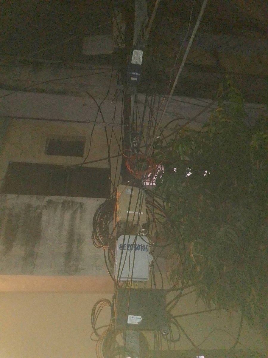 VasuTomer6's tweet photo. यह लाइट जल नहीं रही है पिछले 1 महीने से इसे कौन सही करने आएगा @bareilly_nn @UmeshGautamBJP @nagarayukt https://t.co/GVCzgFAnNR