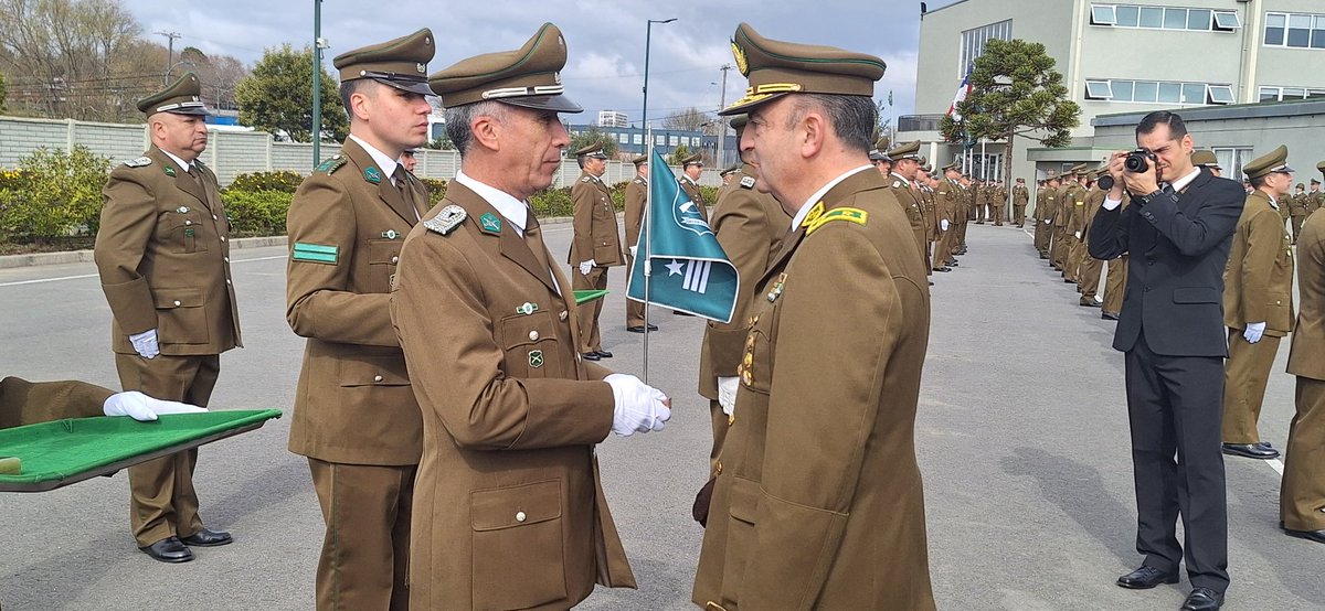 CarabBioBio's tweet photo. #Concepción:  Treinta y dos suboficiales mayores  de la región del #Bíobío recibieron sus medallas "Honor y Lealtad" de manos del Jefe de Zona General  César Bobadilla, además de sus banderolas de mando.  También , se agradeció el compromiso, la vocación y el espíritu de servicio https://t.co/mMLMF4rlS9