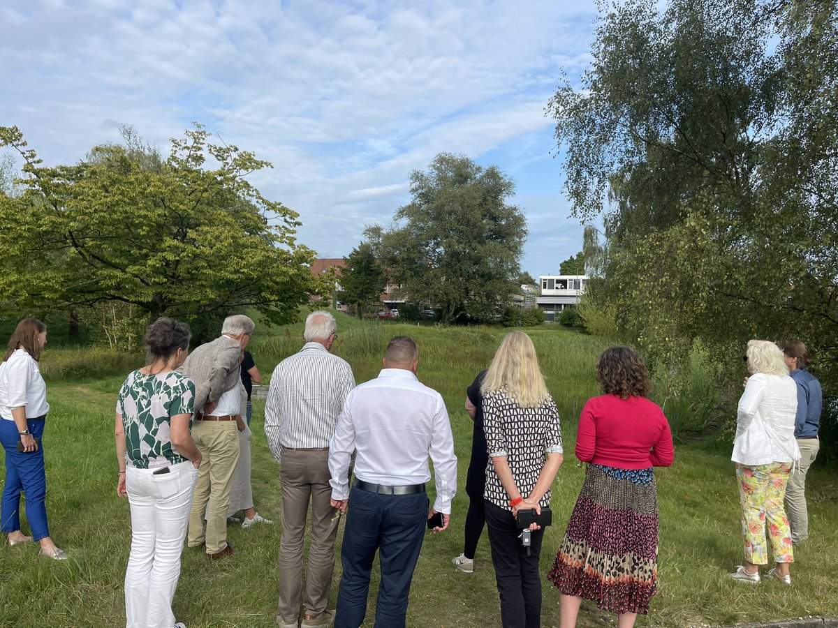 Michael Sijbom (@michaelsijbom) on Twitter photo Met de Raad van Toezicht en het MT van <a href="/LandschapOV/">Landschap Overijssel</a> op bezoek bij <a href="/Hogeschool_VHL/">Hogeschool Van Hall Larenstein</a> in Velp. Opleider van enkele van onze medewerkers. Boeiende presentaties en rondleiding door hun tuinen. Met de Raad van Toezicht en het MT van <a href="/LandschapOV/">Landschap Overijssel</a> op bezoek bij <a href="/Hogeschool_VHL/">Hogeschool Van Hall Larenstein</a> in Velp. Opleider van enkele van onze medewerkers. Boeiende presentaties en rondleiding door hun tuinen.
