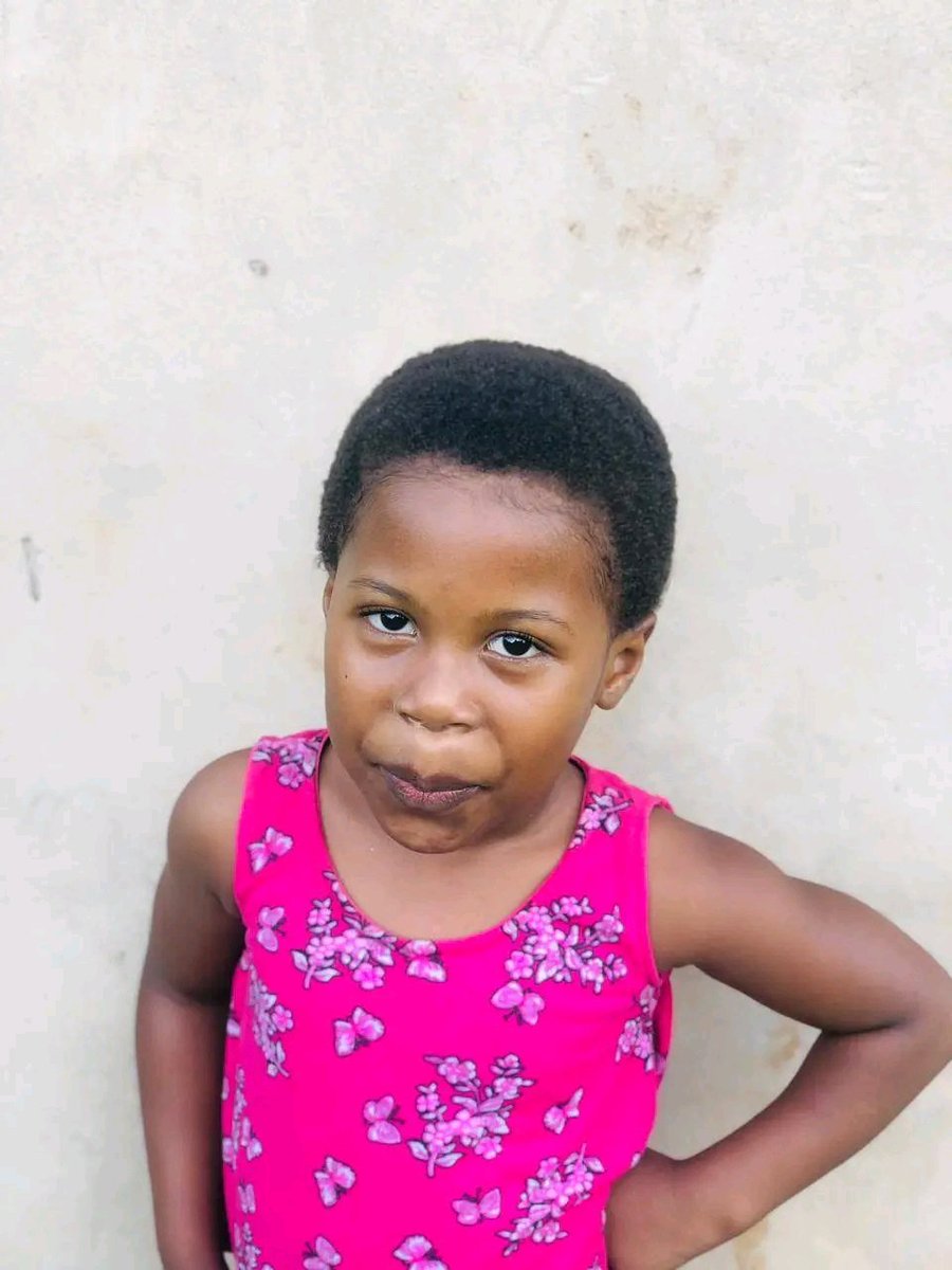 MbazimaThomason's tweet image. "Sanibonani guys💔💔💔cela ningsiza to anyone obone indodakazi Yami uphume eskoleni wangeza ekhaya 🤦💔💔💔😭abambonile bathi ubenomunye umama ehamba ekhala💔💔💔💔ugqoke ijezi elifluffy eliPink wearing ne-Uniform eyellow yase Madlankala Primary School ngyanicela guys…