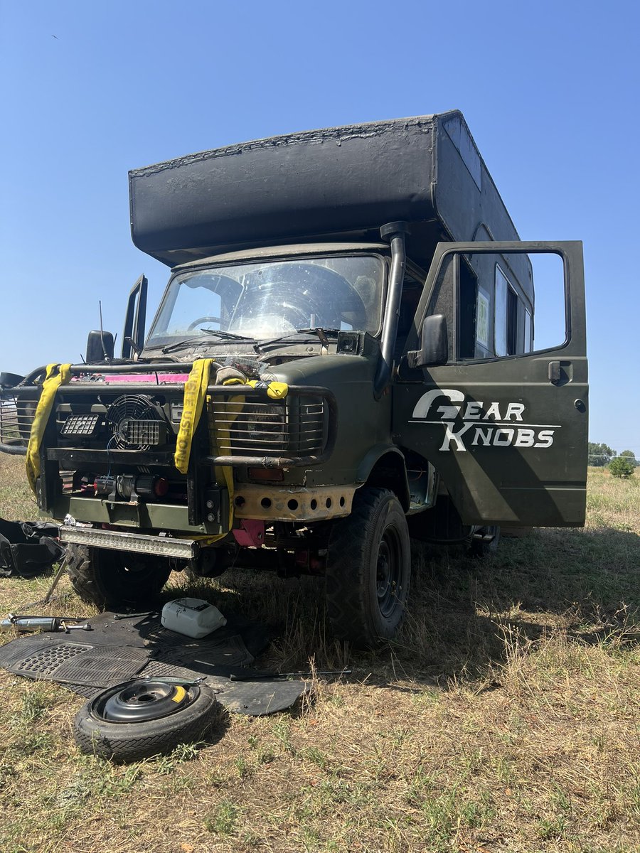 gearknobs_'s tweet image. We’re still in Hungary, but making progress on the head gasket.

Hopefully we’ll be back on the road tonight! 

#gearknobs #londontocapetown #cars