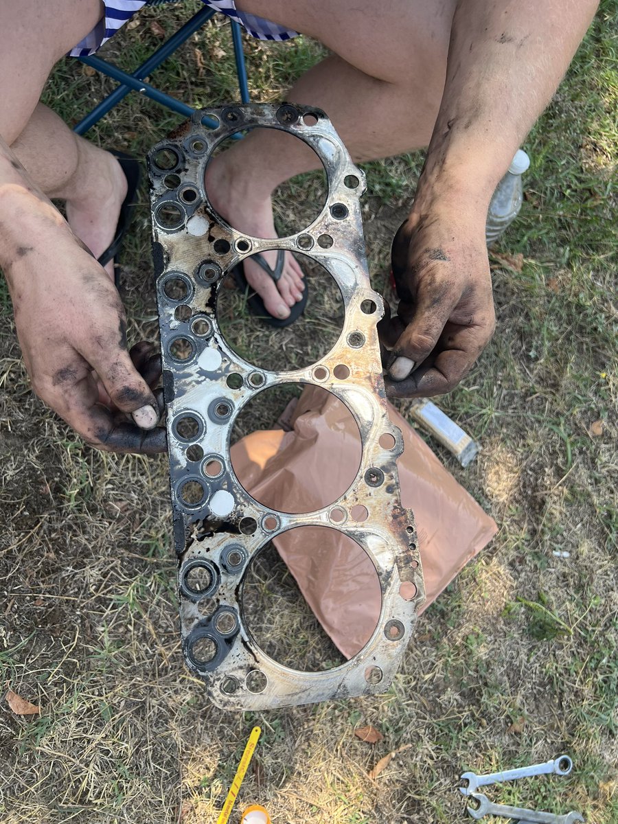 gearknobs_'s tweet image. We’re still in Hungary, but making progress on the head gasket.

Hopefully we’ll be back on the road tonight! 

#gearknobs #londontocapetown #cars