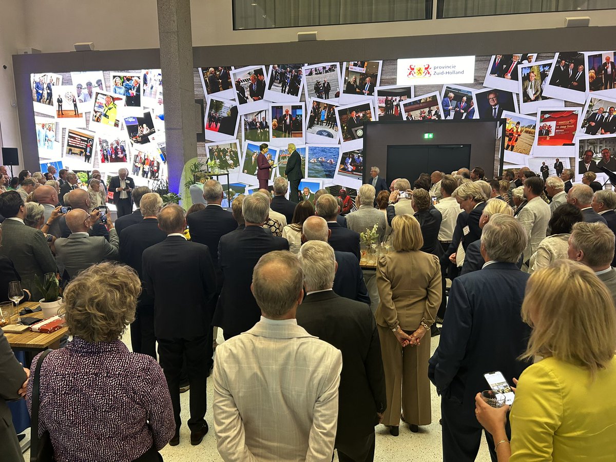 Stampvolle evenementenhal <a href="/zuid_holland/">Provincie Zuid-Holland</a> waar onze CdK <a href="/JaapSmitCdK/">Jaap Smit</a> afscheid neemt van zijn enorme netwerk. Officier in de orde van Oranje-Nassau, van harte!
