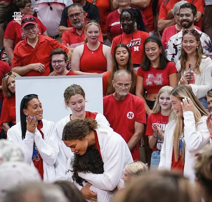 HailVarsity's tweet photo. THIS moment from the rally. β₯οΈ
@rebekahallick5 | #vbdayinne https://t.co/yBK4DmXLLx