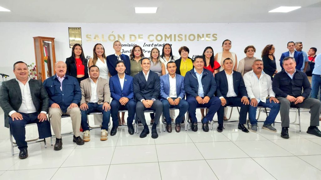 GenesisComMx's tweet photo. 🔴 ¿Qué pasó aquí?
Son las y los diputados integrantes de la LVI Legislatura local que entrarán en funciones el 1 de septiembre, y a quienes se les ocurrió que sería una "buena idea" que los varones se sentaran y las mujeres se quedaran de pie durante la 📸
¿Qué opinan? #Morelos https://t.co/B732Qw7or0