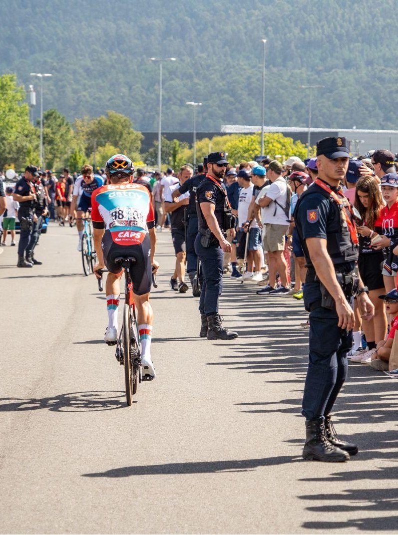 policia's tweet image. Nuestros compañeros dando #seguridad en @lavuelta a su paso por #Padrón y #Lugo 👮

El #ParqueVuelta en #Fabero también ha contado con el #stand de la @policia 🩵

#LaVuelta24  
#SomosTuPolicía