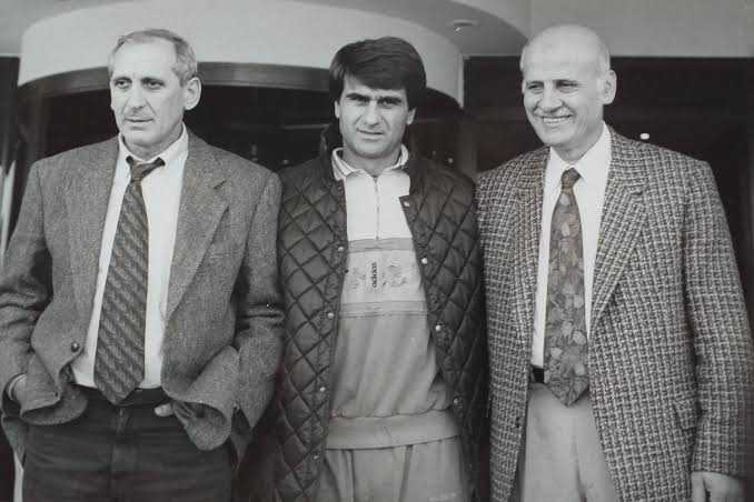 boşuna tamir edecek usta aramaya gerek yok. bişeyin tamamen bozulmuşsa fabrika ayarlarına döneceksin