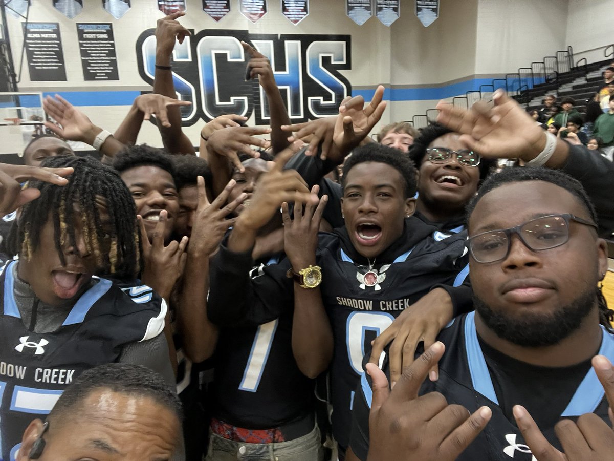 #FridayFootballFever <a href="/FOX26Houston/">FOX26Houston</a> Live from <a href="/SCSharkFootball/">ShadowCreekFootball</a> <a href="/ShadowCreekHS/">Shadow Creek HS</a> #LoudProud Thank you for having us. #7 Area-Ranked Shadow Creek facing #2, Summer Creek!!! The Sharks were ready!