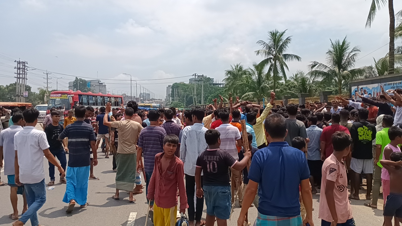 কোনাবাড়ীতে সাবেক মেয়র জাহাঙ্গীরের কাছে বকেয়া পাওনার দাবীতে শ্রমিকদের মানববন্ধন