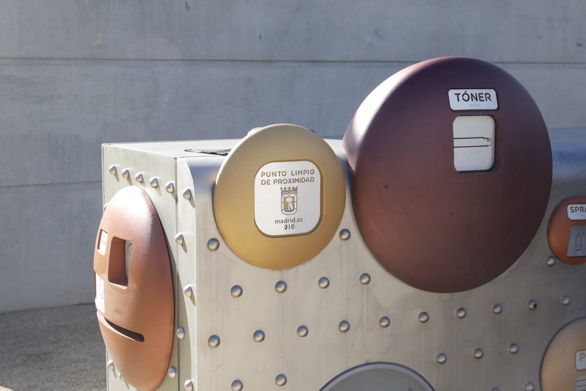 jmd_usera's tweet photo. 🔈¿Sabes dónde están y qué puedes depositar en los #Puntoslimpiosdeproximidad»?
📼💡En #Usera los tienes en Avenida de Rafaela Ybarra, 41, en calle de Moreja, 11, y Camino Perales, frente al nº 90.
#UseraVerde
#MedioAmbiente
👉https://t.co/4bYxBfSOKF https://t.co/YHx2HHfgmL