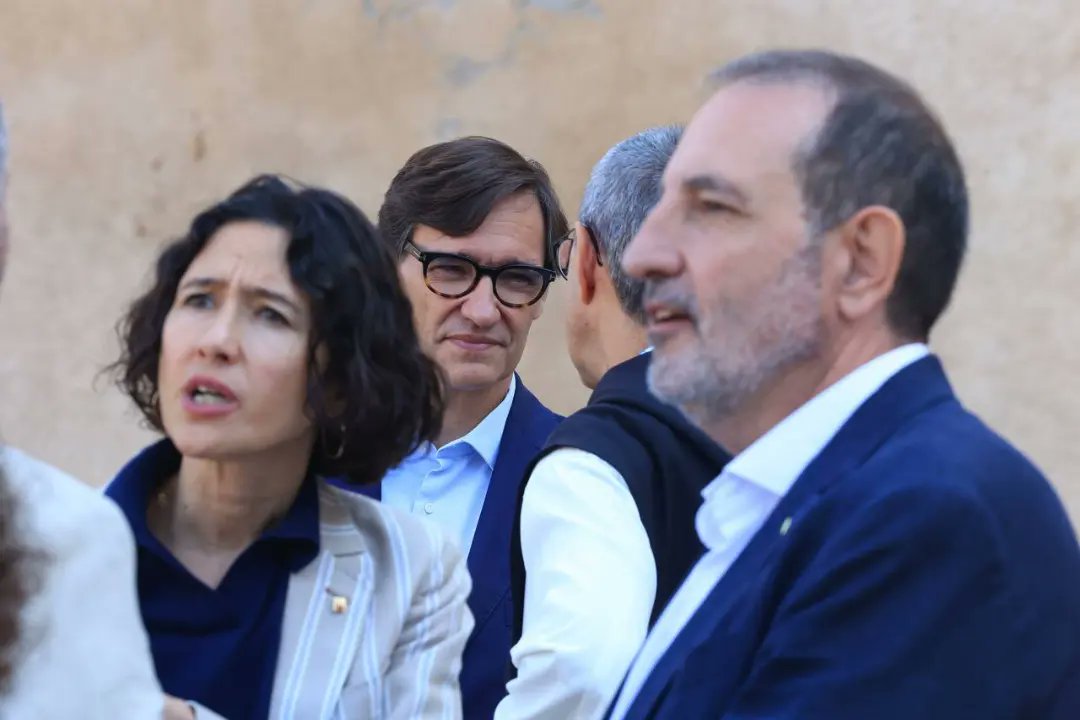 justiciacat's tweet photo. 📃 Al @MonestirPoblet, el president de la Generalitat, @salvadorilla, ha lliurat al conseller de Justícia i Qualitat Democràtica, @Ramon_Espadaler, la carta d’objectius del Departament en la qual remarca que es tracta de preservar el bon exercici de la justícia i de la qualitat democràtica i de garantir un bon govern per a tothom.

#ElGovernDeTothom @govern