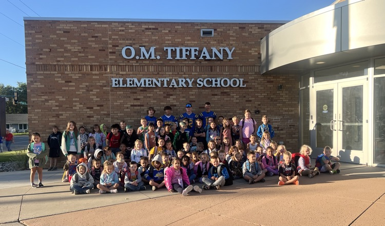 AberdeenOMT's tweet photo. We were lucky enough to have some former OMT students and current CHS football players stop by our playground this morning! The football team kicks off their season on Saturday at 5:00 at home! Go Eagles! #asdomt #aberdeenpublicschools https://t.co/NEZzAXwyIg