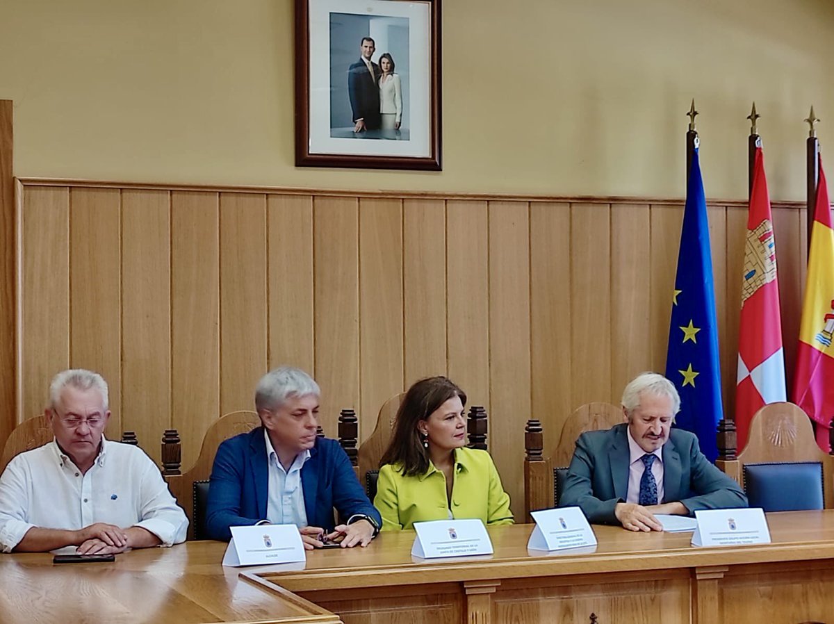 Educar06Diego's tweet image. Hoy en la celebración del 30º aniversario del Grupo de Acción Local Montañas del #Teleno.

Apuesta de la @jcyl por el medio rural a través de proyectos que dinamizan nuestros pueblos.

Ejemplo, el #Club45 de música pop y el Centro Artesanal Maragato en Santa Colomba de Somoza.