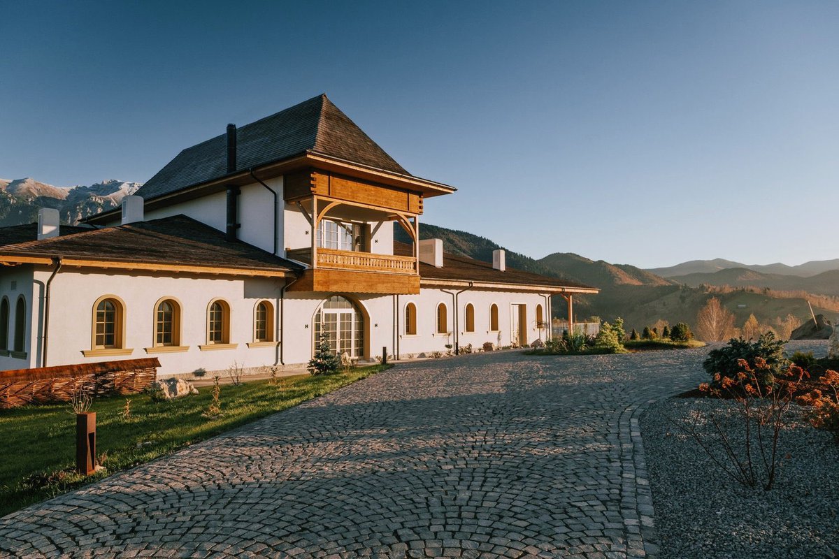locationsunique's tweet photo. Enchanted escapes: luxury in #Transylvania by @TRAVELINGGREEK

The accommodation &amp; dining part of the journey:
✔️ Altitude Restaurant
✔️ Ana Hotels Poiana Brasov
✔️ Radisson Blu Aurum
✔️ Matca Relais &amp; Chateaux 
✔️ Country Hotel Harman
📸  https://t.co/DkFB0gpHDc https://t.co/8UYLv8PXgA