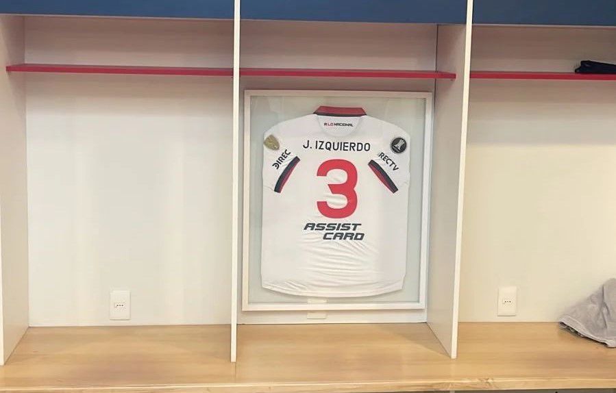 laabdon's tweet photo. Martín Lasarte mandó encuadrar la camiseta de Juanma y ocupa su lugar en Los Céspedes 💔

#JuanEterno https://t.co/w8eY0z7Krk