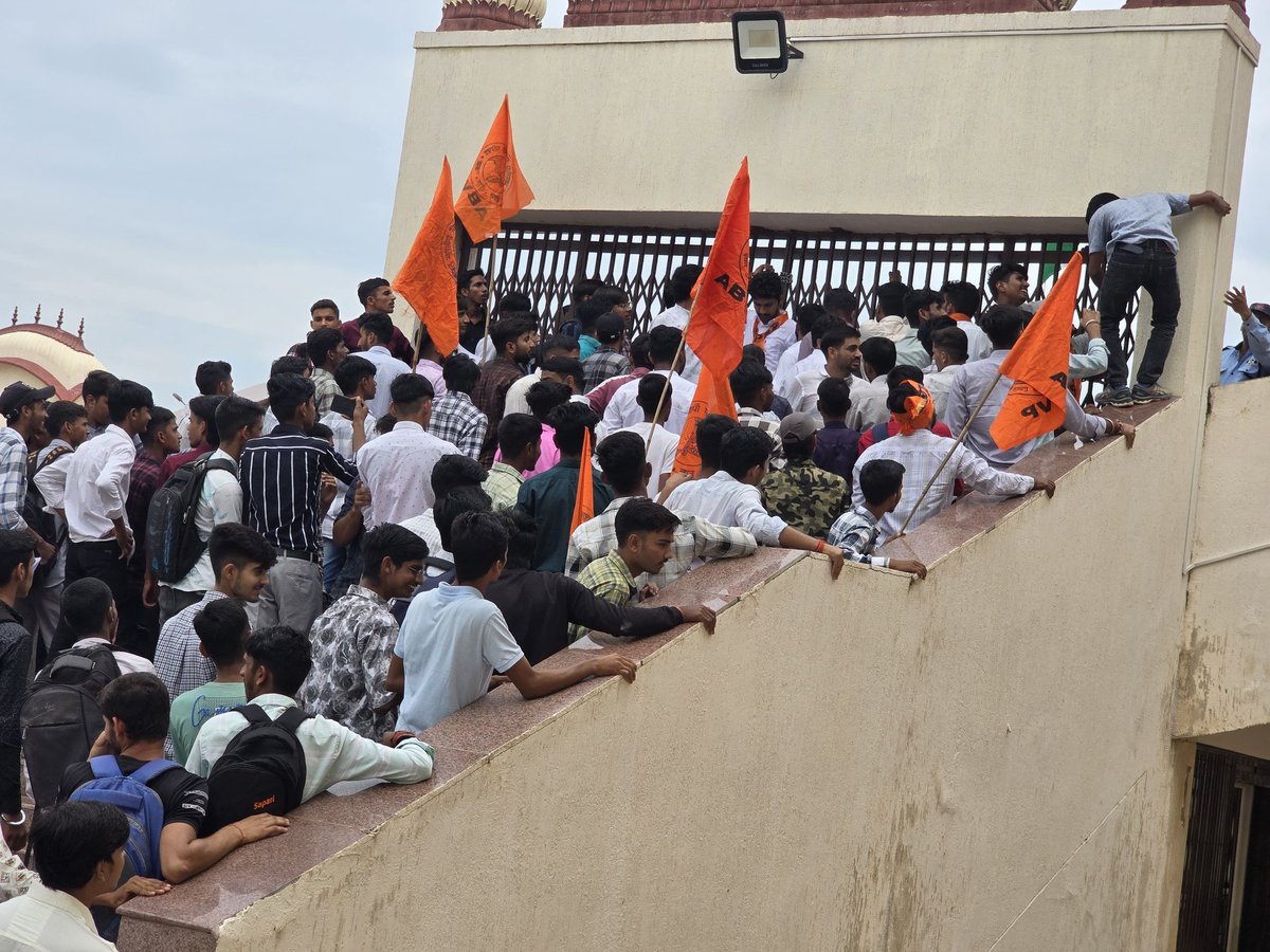 जयपुर प्रांत में अभाविप शेखावाटी विश्वविद्यालय सीकर इकाई द्वारा विश्वविद्यालय में विभिन्न अनियमितताओं की मांगों को लेकर विरोध प्रदर्शन किया गया।

#ABVPForEducation #ABVPRajasthan