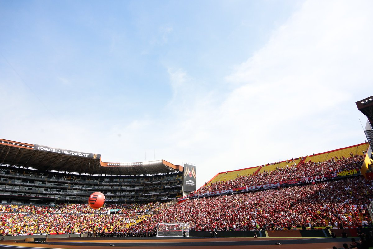 Flamengo's tweet photo. Quantas lembranças maneiras temos de Guayaquil. Está na memória de todo rubro-negro como um lugar de presente para o FLAMENGO. Vem mais um regalo da cidade aí... 🇪🇨🤩

#CRF https://t.co/yxyonPySo5
