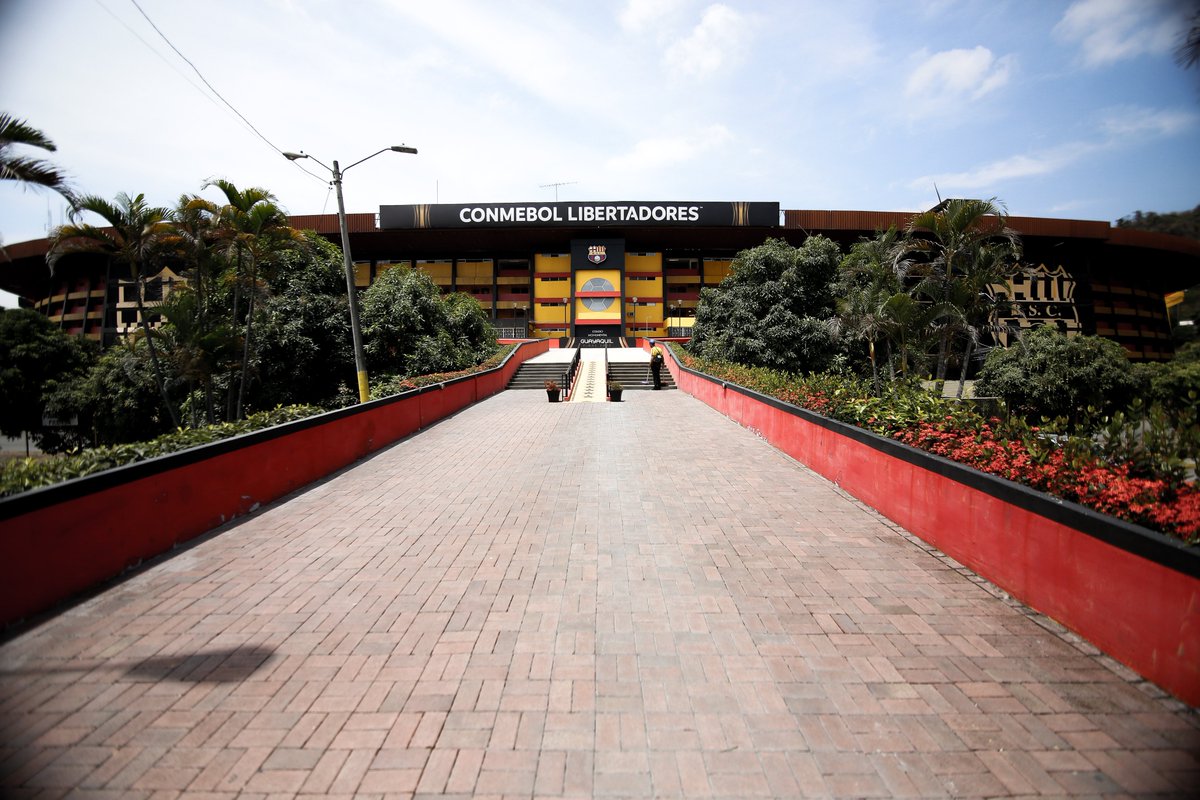 Flamengo's tweet photo. Quantas lembranças maneiras temos de Guayaquil. Está na memória de todo rubro-negro como um lugar de presente para o FLAMENGO. Vem mais um regalo da cidade aí... 🇪🇨🤩

#CRF https://t.co/yxyonPySo5